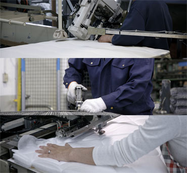 製造工程で作業する職人